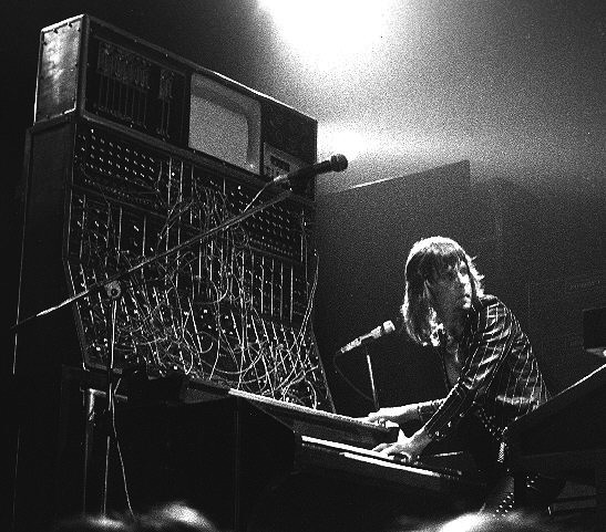 Keith Emerson fra Emerson, Lake & Palmer med en Moog Modular Synthesizer.